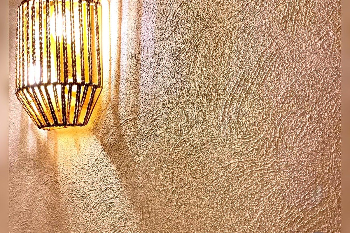 Natural plaster and calm interior at VegiLicious