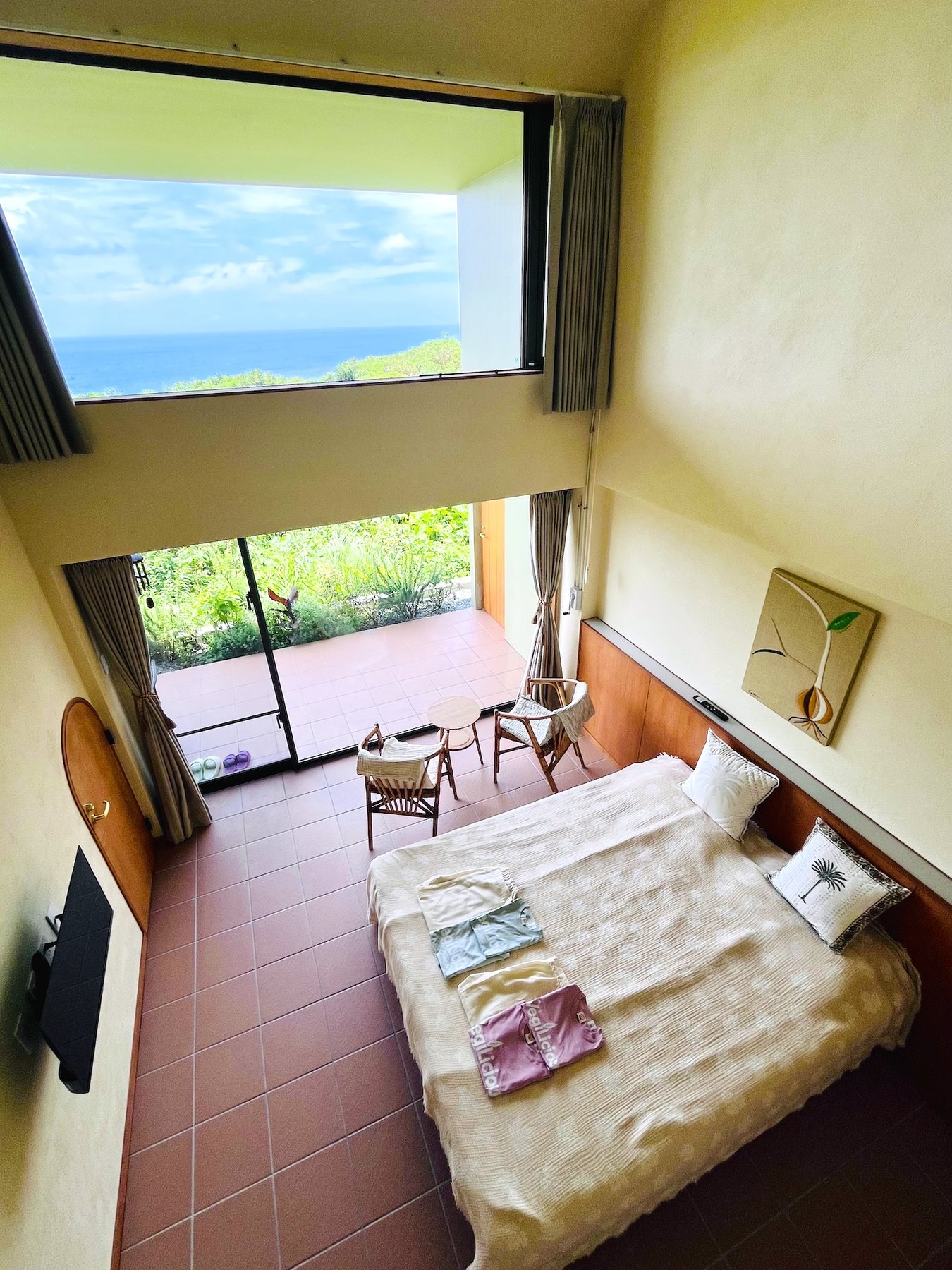 Bedroom seen from the dining room